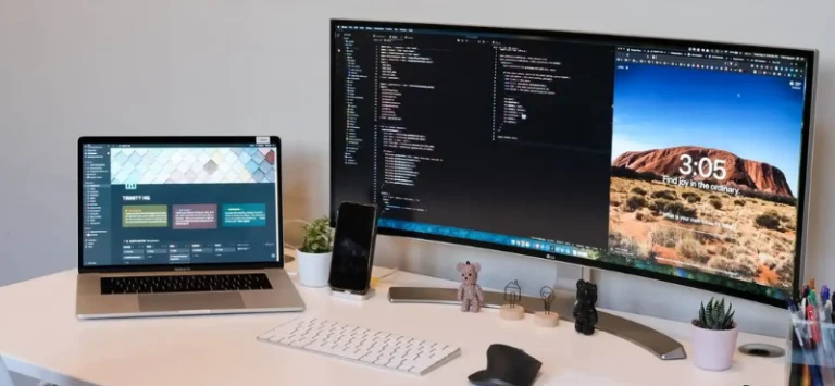 notebook com vários monitores